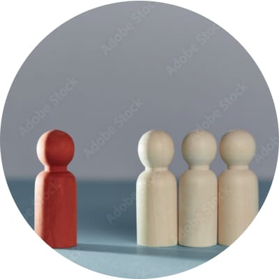 赤い木製の人型ピース1体と、少し離れて並ぶ白いピース3体